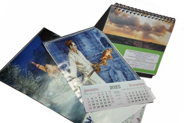 Calendários, gravação laser, fresa, vinis, telas, outdoor, postais, impressão offset, impressão digital, baralho cartas